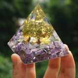 Pyramide Orgonite péridot/Charoite Reiki 60mm faite main